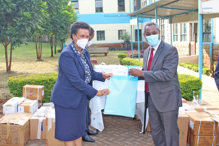 UoN Vice Chancellor, Prof. Stephen Kiama receives a gift from CHS Deputy Principal Prof. Evelyn Wagaiyu.
