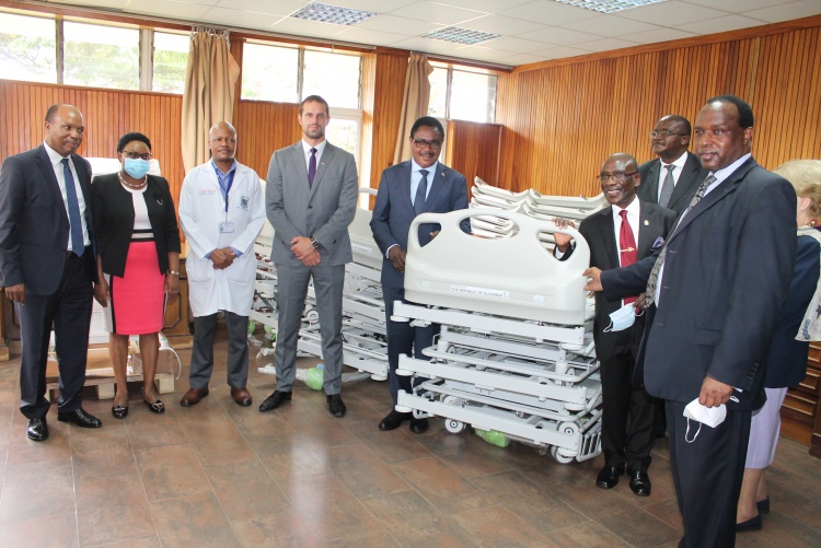 The official handover of the medical equipment.
