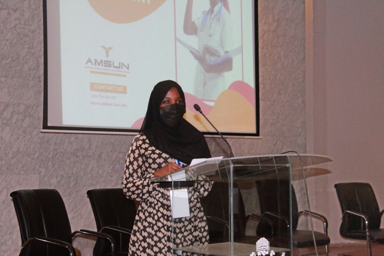 Ongoing 5th year student adressin the new students 