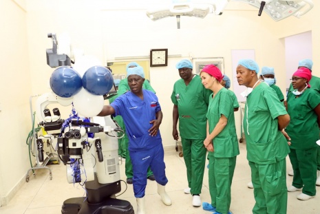 Donation of a leica surgical microscope by the SHARE team.