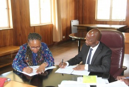 Faculty of Health Sciences Dean Prof. George Osanjo(R) with Dr. Marianne Mureithi, Chair Department of Medical Microbiology and Immunology during the signing of the 2022/2023 perfomance contract. 